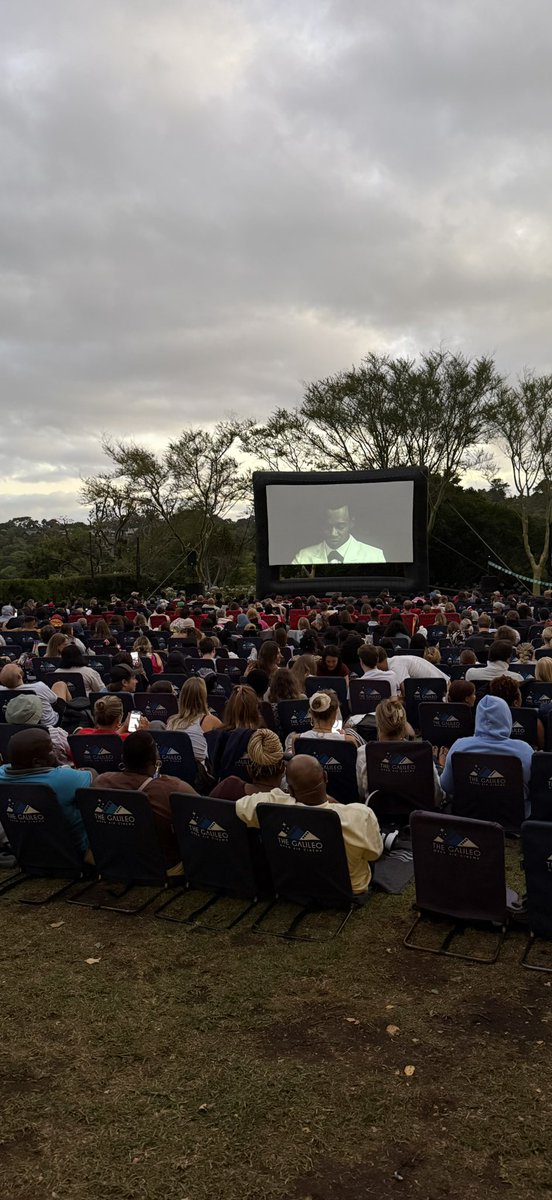 plastt's tweet image. Приехали в Кирстенбош смотреть блондинку в законе (на экране не она)
Виды - пушка. 
Глупая питса поймана, вино куплено.
Кайф вообще!
А завтра  вылет в первое путешествие 26го! Новая страна!
Юху!