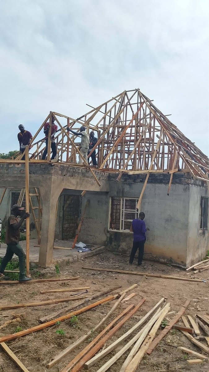OzorNdiOzor's tweet image. All the way From the United States, Alex Barbir arrived in Yelewata Communities, Guma Local Government Area, Benue State, Nigeria, and started building new homes and renovating those destroyed in attacks by Fulani herdsmen.

Through his organization, Building Zion,  Alex is…