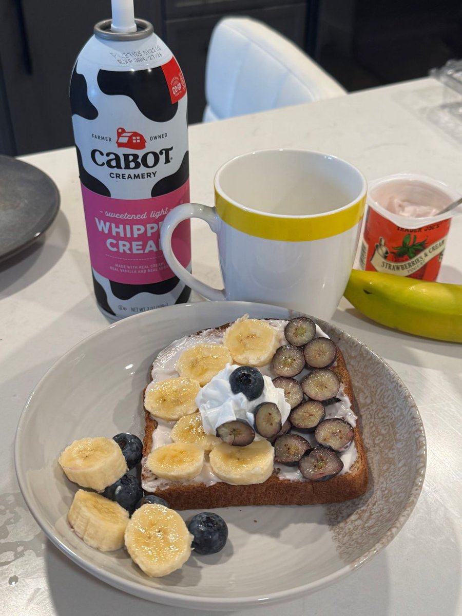 lebasque47's tweet image. Starting the day with a fruity twist! 🍌🫐 Whipped cream and yogurt toast topped with bananas and blueberries for a delicious morning treat. 🌞 #BreakfastGoals #FruitLovers