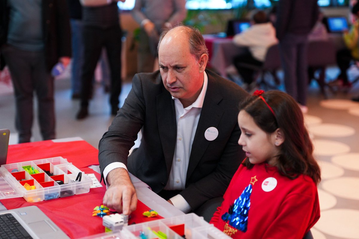 ComunidadMadrid's tweet photo. ✅ La Comunidad recibió a más de 1.100 niños en el espacio de juegos interactivos navideños del Centro de Innovación Digitaliza Madrid.

👉 El consejero @MLopezValverde ha participado en la última jornada de estas actividades.

+Info: https://t.co/nBy57tbPUO https://t.co/C1aGWj1ydw