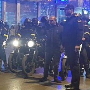 Parhamkingspm's tweet photo. مشخصات اینو پیدا کنید ببینیم کیه داره از صورت معترضین در #مشهد عکس میگیره. https://t.co/tOrWSaeFQA