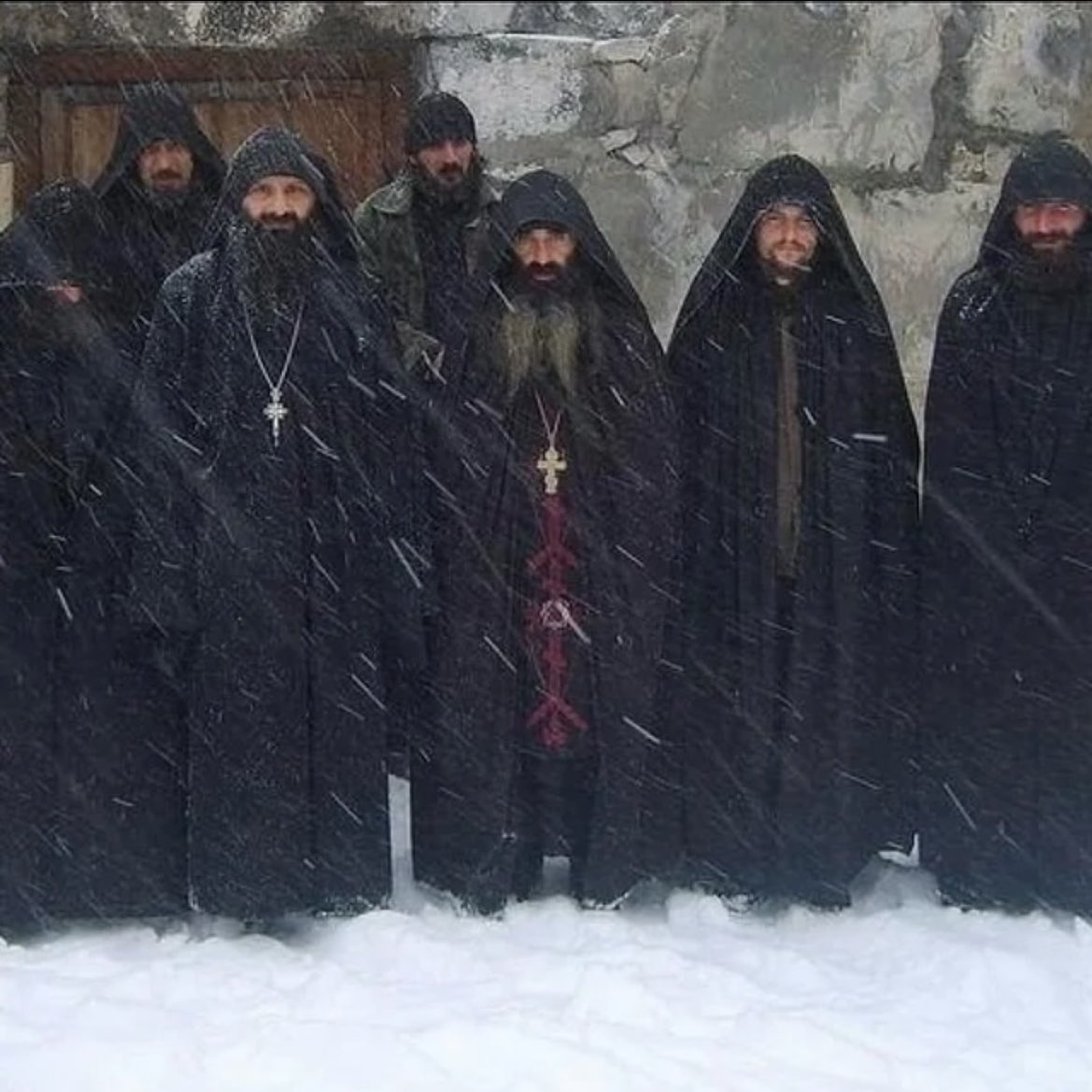 blagodarym's tweet photo. из албума Омиљено: монаси се грудвају на Светој Гори https://t.co/iq8GpEOaux