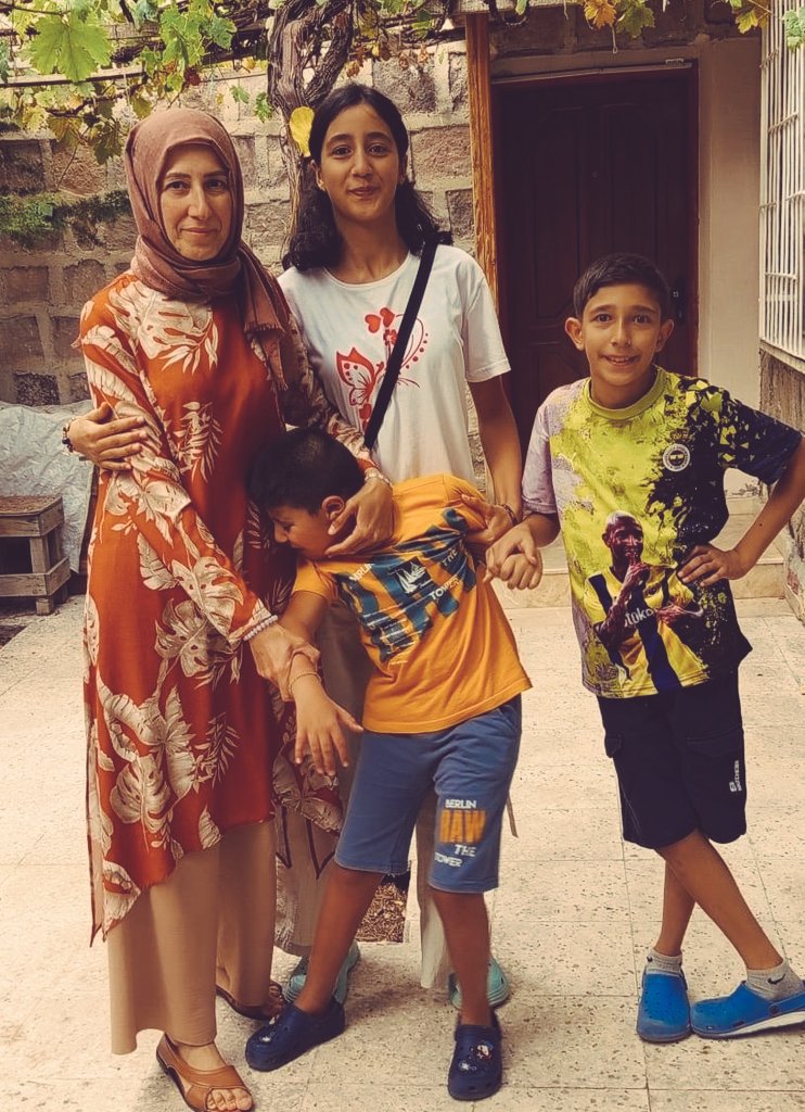 ZULÜM HIZ KESMİYOR!
İhsan(8) %95 görme kaybı ve zihinsel engeli olan özel bir çocuk.
Sürekli anne bakımına muhtaç.
#KHK lı olan anne Venhar Can ise 2 Kasım’dan beri tutuklu. 
Anneyi bu masum çocuktan koparan adalet mekanizması yerin dibine batsın.
İhsanVeSelman AnneyeMuhtaç