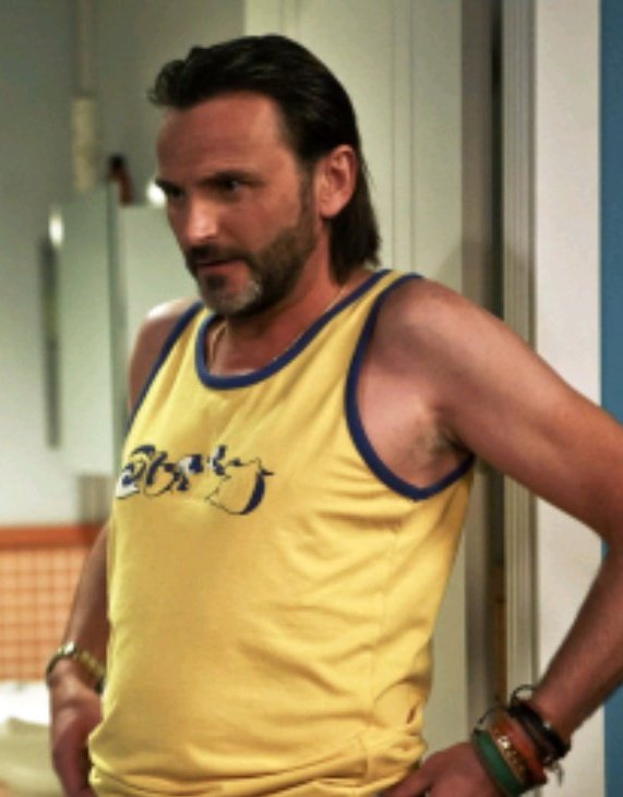 El regalo que envolvió la chica de la tienda/ el que envolví yo.