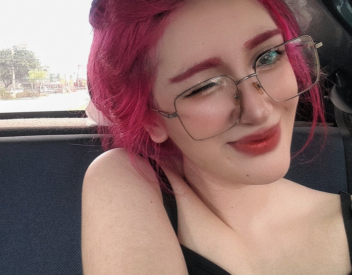 Primeiras selfies de 2026 e eu só consegui pensar em como a Mini Nari iria ficar feliz em saber q nosso cabelo finalmente é rosa kkkkkkk FALEI Q N ERA UMA FASE, MÃE!
(Quem comparar com o cabelo marca texto do cereaw vai levar block)