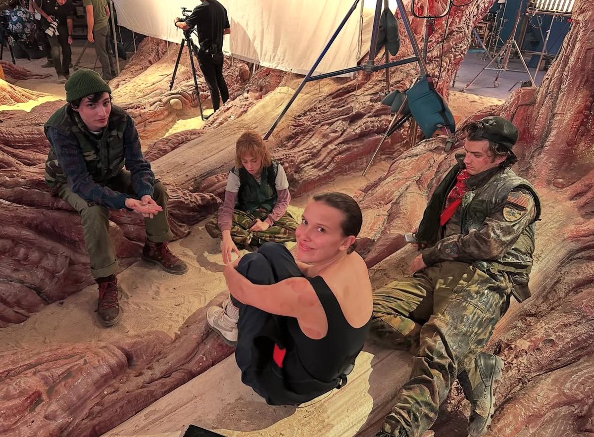 eIsbangs's tweet photo. finally a bts of millie with the cast https://t.co/GyxccEN9Vi
