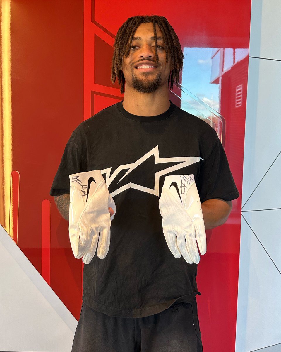 To: The Dirty Birds
From: Our Walter Payton Man of the Year club winner
RT for a chance to win these signed @ajterrell_8 gloves!
@ajterrell_8 x #WPMOYChallenge
