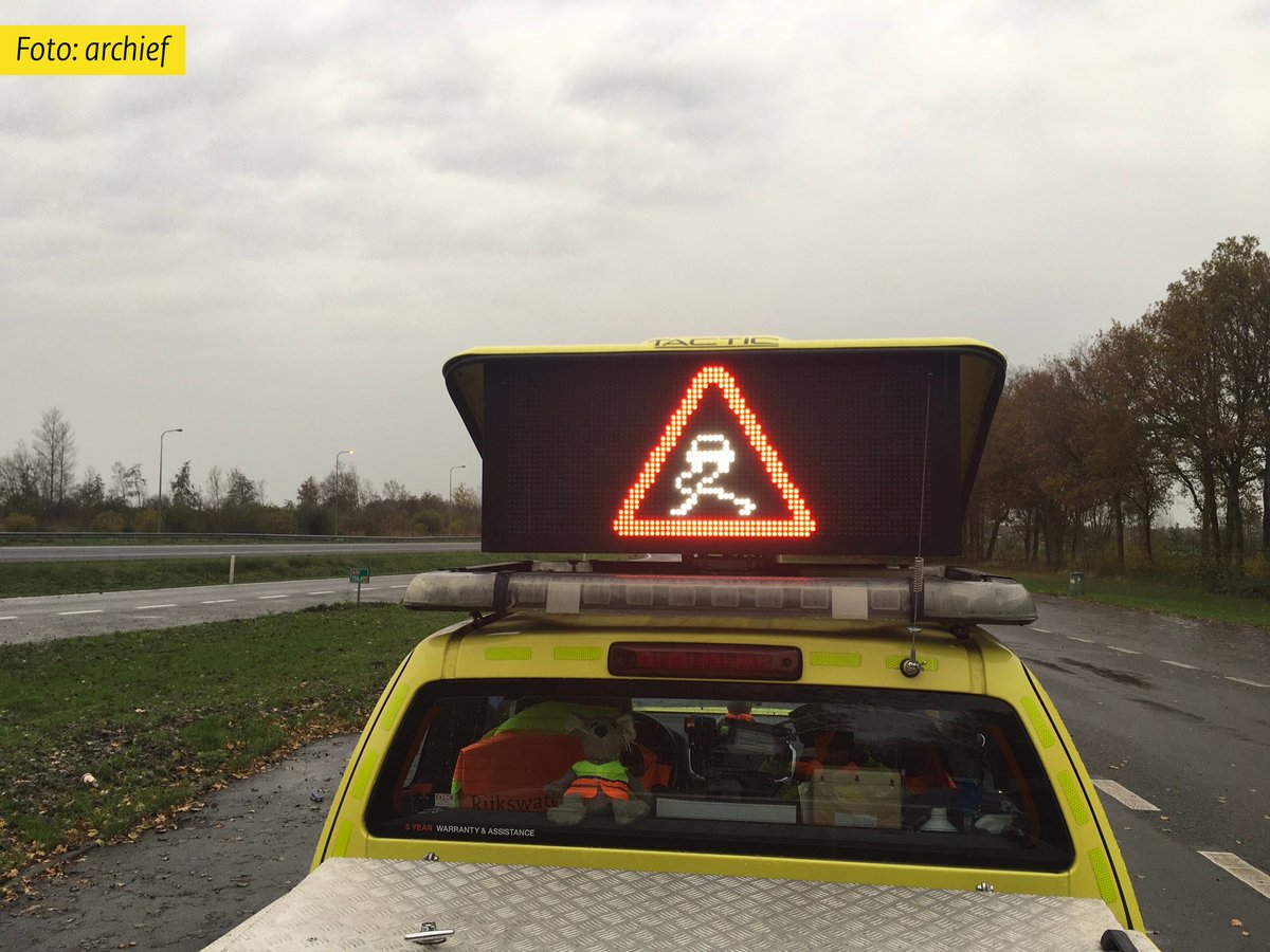 De #N3 is één van de locaties waar het al uren erg glad is waardoor verkeer stil kwam te staan. Richting Papendrecht is de rijbaan dicht tussen Dordrecht-Stadspolders en de A15. Strooiwagens zijn bezig en ingesloten verkeer wordt zo via de linkerrijstrook doorgelaten.