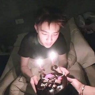 D012o_'s tweet photo. 23살                                         33살 https://t.co/xCzemvuT9J