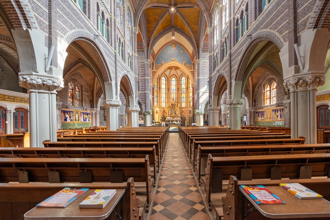 Het lot van Cuypers-kerken in Amsterdam gaat jullie nogal aan het hart? Nou, op fietsafstand van de Vondelkerk staat er eentje die óók wel wat liefde kan gebruiken.

De Sint-Urbanuskerk in Ouderkerk aan de Amstel. Staat te koop, met parochie en bouwgrond: fundainbusiness.nl/religieus/oude…