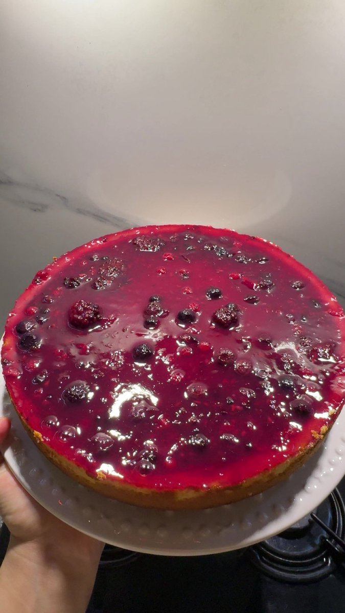 aleynattas's tweet photo. Uzun zamandır ihtiyacım olan şey ait olduğum evin mutfağında cheesecake yapmakmış 🌿 https://t.co/8UACTjvygn
