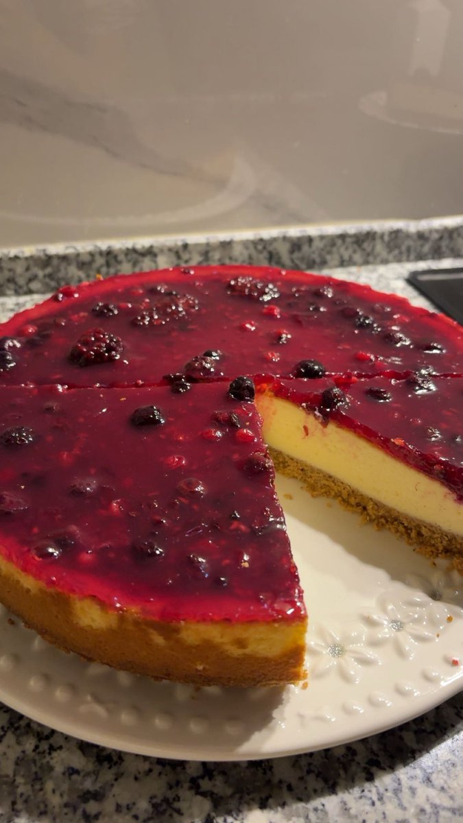 aleynattas's tweet photo. Uzun zamandır ihtiyacım olan şey ait olduğum evin mutfağında cheesecake yapmakmış 🌿 https://t.co/8UACTjvygn
