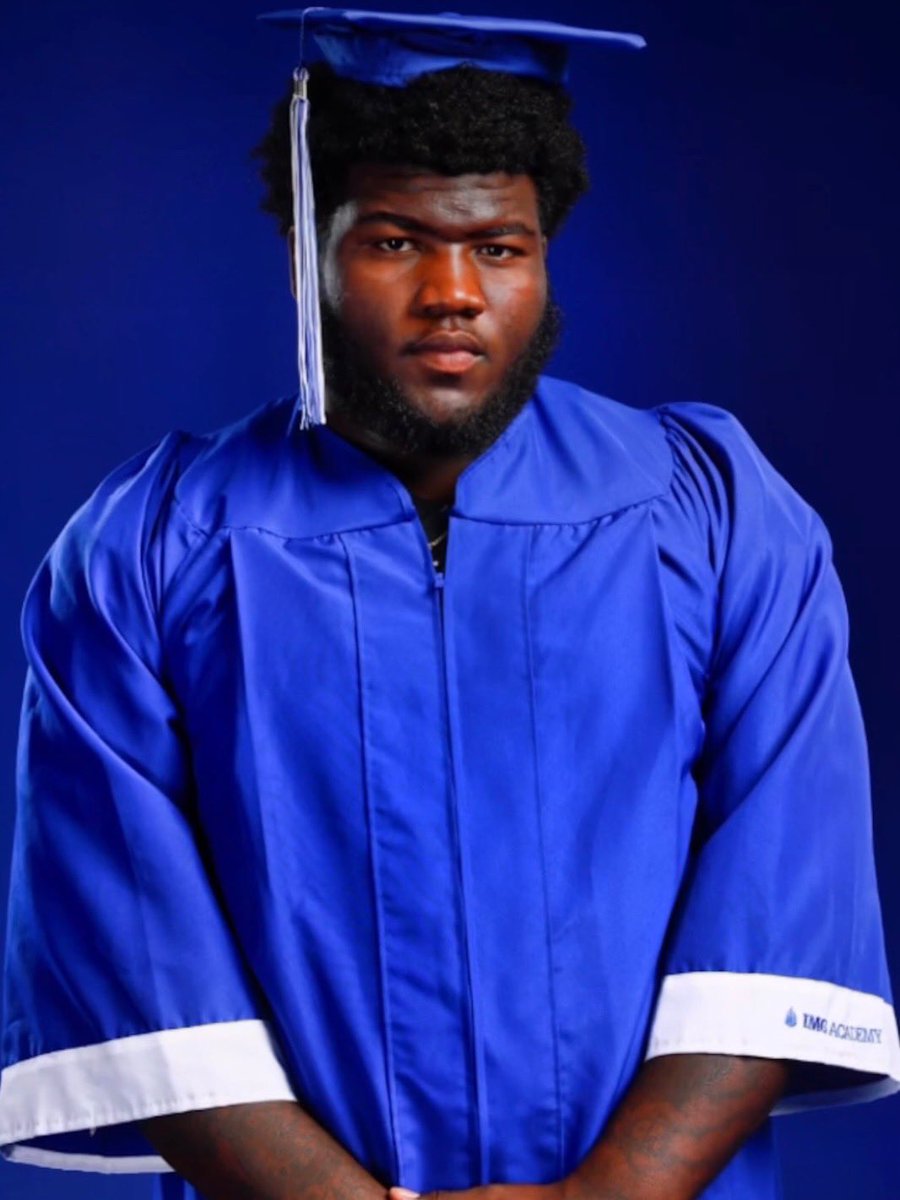 BearAlexander_'s tweet image. Dear God, Thank you 🙏🏾. I promise to try my best not to fail you. It took a min but we completed part of the journey  #Imgalumni #Duck4life🦆💚