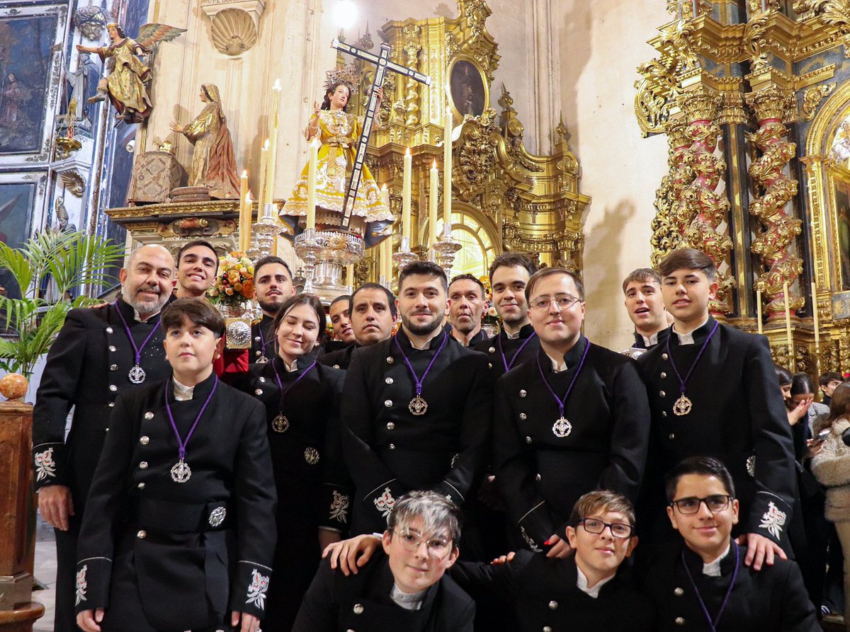 Hemos vivido un momento único e inolvidable junto a nuestro titular 💜 

Estamos muy agradecidos a nuestra querida <a href="/HumildadGranada/">Cofradía de la Humildad</a> por la oportunidad de portar al 𝐃𝐮𝐥𝐜𝐞 𝐍𝐨𝐦𝐛𝐫𝐞 𝐝𝐞 𝐉𝐞𝐬𝐮́𝐬 durante su procesión gloriosa.

Sin duda, es un momento que quedará grabado