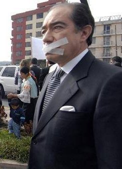 No olvidar que este miserable perro se tapó las fauces a modo de protesta en el gobierno de Correa por los supuestos atentados a la libertad de expresión, pero no ha emitido ni un ladrido por los cierres de Los Irreverentes, Alondra, La Posta y el intento de silenciar al Expreso