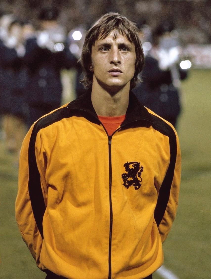 TouchlineX's tweet image. 🚨 𝗗𝗜𝗗 𝗬𝗢𝗨 𝗞𝗡𝗢𝗪: Johan Cruyff did not play the World Cup in 1978 due to a traumatizing experience in 1977.

On Monday the 19th of September in 1977 at 20:30 CET, Johan Cruyff was watching television while his 3 children were in bed. The bell of his apartment rang and…