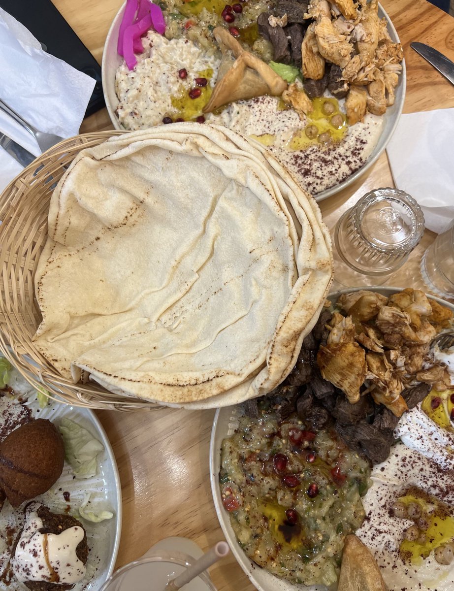 userinsaaa's tweet image. j’ai mangé libanais c’était tellement bon