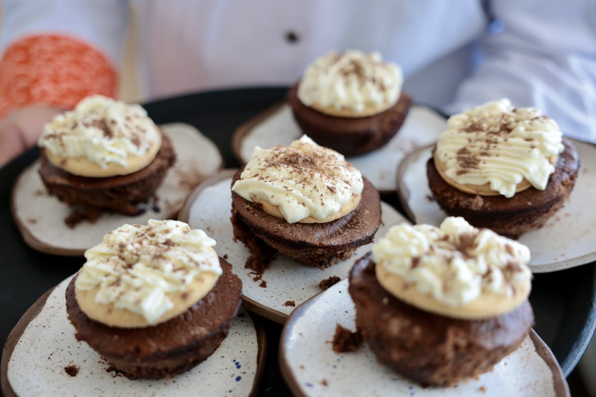 SenacDF's tweet image. Hoje é Dia do Confeiteiro 🧁😋

Queremos celebrar nossos instrutores e alunos, que com muito estudo e prática, transformam sabores e doçuras, em alegria e muito amor 🍨✨

Quer conhecer mais sobre nosso curso de Confeiteiro? Acesse nosso site 💙
➡️ df.senac.br
