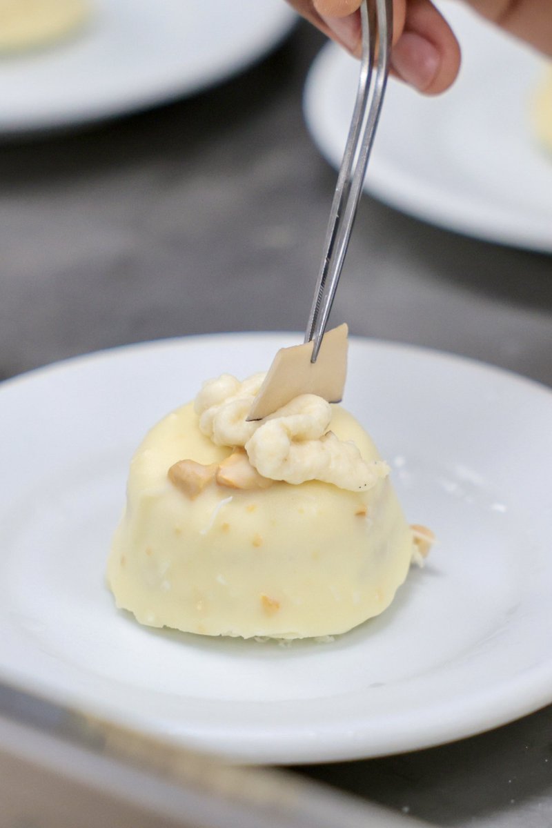 SenacDF's tweet image. Hoje é Dia do Confeiteiro 🧁😋

Queremos celebrar nossos instrutores e alunos, que com muito estudo e prática, transformam sabores e doçuras, em alegria e muito amor 🍨✨

Quer conhecer mais sobre nosso curso de Confeiteiro? Acesse nosso site 💙
➡️ df.senac.br