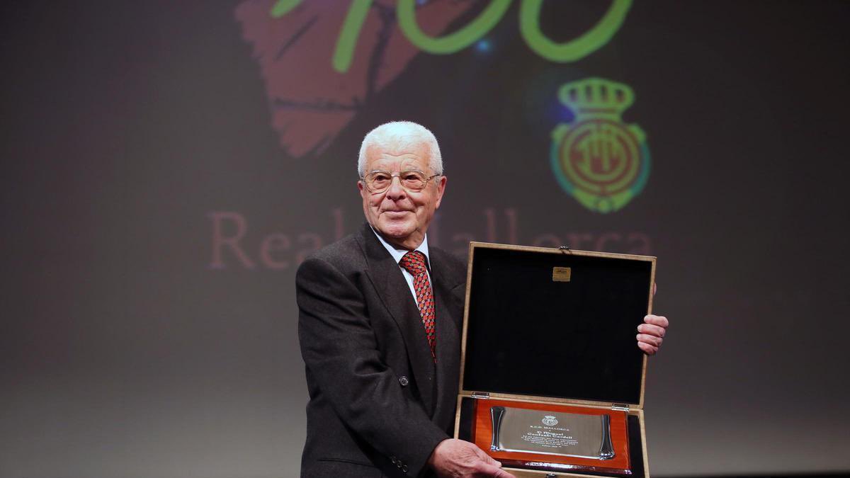 🖤Des de la nostra penya lamentem profundament la pèrdua de 𝐌𝐢𝐪𝐮𝐞𝐥 𝐂𝐨𝐧𝐭𝐞𝐬𝐭𝐢́

Els joves som conscients que el Mallorca no seria on és sense la seva feina i ens hagués agradat veure un homenatge en vida a l’altura de la seva figura

Descansi en pau, president