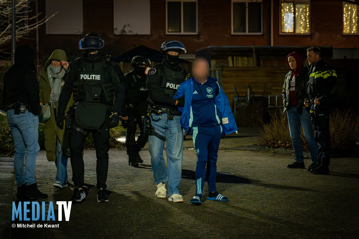 Politie doet inval in Spijkenisse na melding vuurwapen