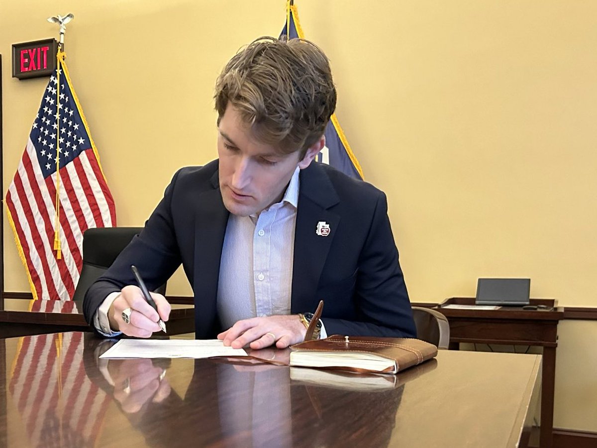 NateForUtah's tweet image. Excited to launch our signature gathering efforts today! No corporate PACs, no AIPAC, just a bunch of Utahns who believe in a more humane foreign policy, cutting red tape for the working class instead of the billionaire class, &amp;amp; giving a voice back everyday people.