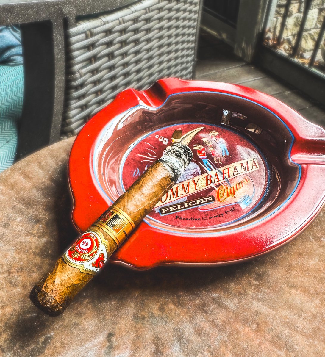 stogiedad's tweet photo. Afternoon smoke, have the house to myself for a couple hours so I’m going to enjoy a #Punch 48 #LCDH from a 2019 box.  They are in their prime.  #nowsmoking #CigarLife #CigarsOnX #Habanos https://t.co/nNa3D1NXWC