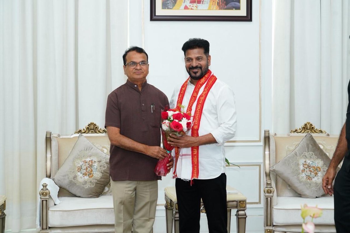 DrRiyazWgl's tweet photo. Sharing New Year Greetings of 2026 with Honorable CM Revanth Reddy ji @Secretariat,Hyd..Dr Riyaz Chairman State Libraries Corporation 💐
#New Year 2026 #RevanthReddyJi #DrRiyaz #Chairman #libraries #TelanganaGovernment #Trending https://t.co/TwAbF1BziC