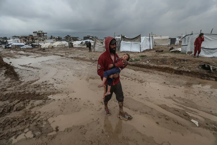 KocYucell's tweet image. Bu sessizlik tarafsızlık değil, suç ortaklığıdır.
Gazze’de çocuklar ölürken dünya izliyor.
İnsanlık, vicdanını ne zaman geri alacak?
#LetGazaKidsGrow