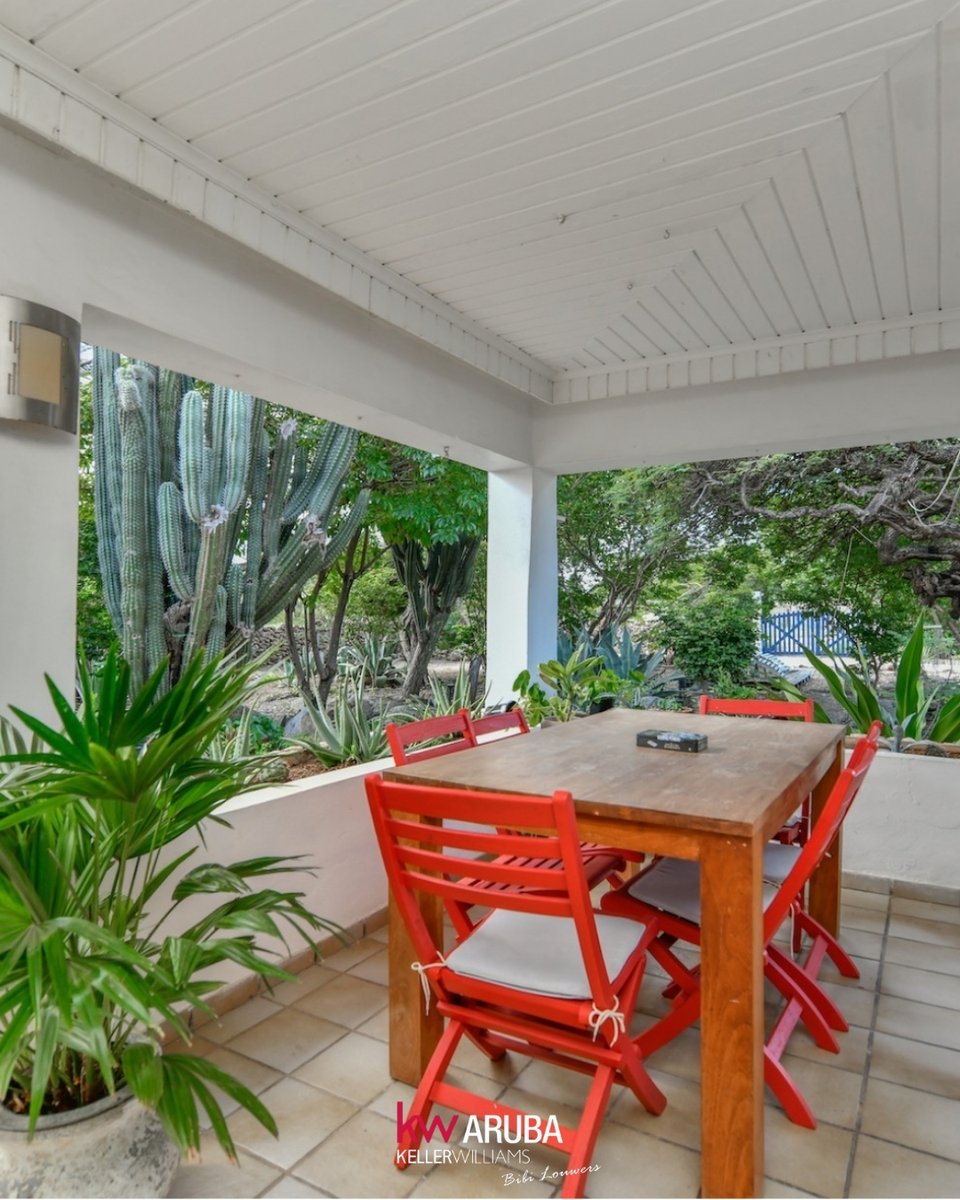 🏡 𝐇𝐢𝐠𝐡𝐥𝐢𝐠𝐡𝐭 𝐨𝐟 𝐭𝐡𝐞 𝐖𝐞𝐞𝐤 – 𝐋𝐮𝐱𝐞𝐦𝐛𝐮𝐫𝐠𝐬𝐭𝐫𝐚𝐚𝐭 𝟏𝟎
🔑 4 Bed | 4 Bath | Plus 1-Bed Apartment 🏠
🏊‍♂️ 50m² Pool with Coastal Grass Surround

Contact Bibi Louwers 📲 +2975697343 for more details!

#Luxemburgstraat10 #ArubaRealEstate #HighlightOfTheWeek