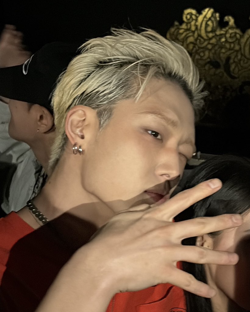 팬걸과 사진 찍어주는 바비 콧대를 보세요 뒤에 동혁이두 찍혔네