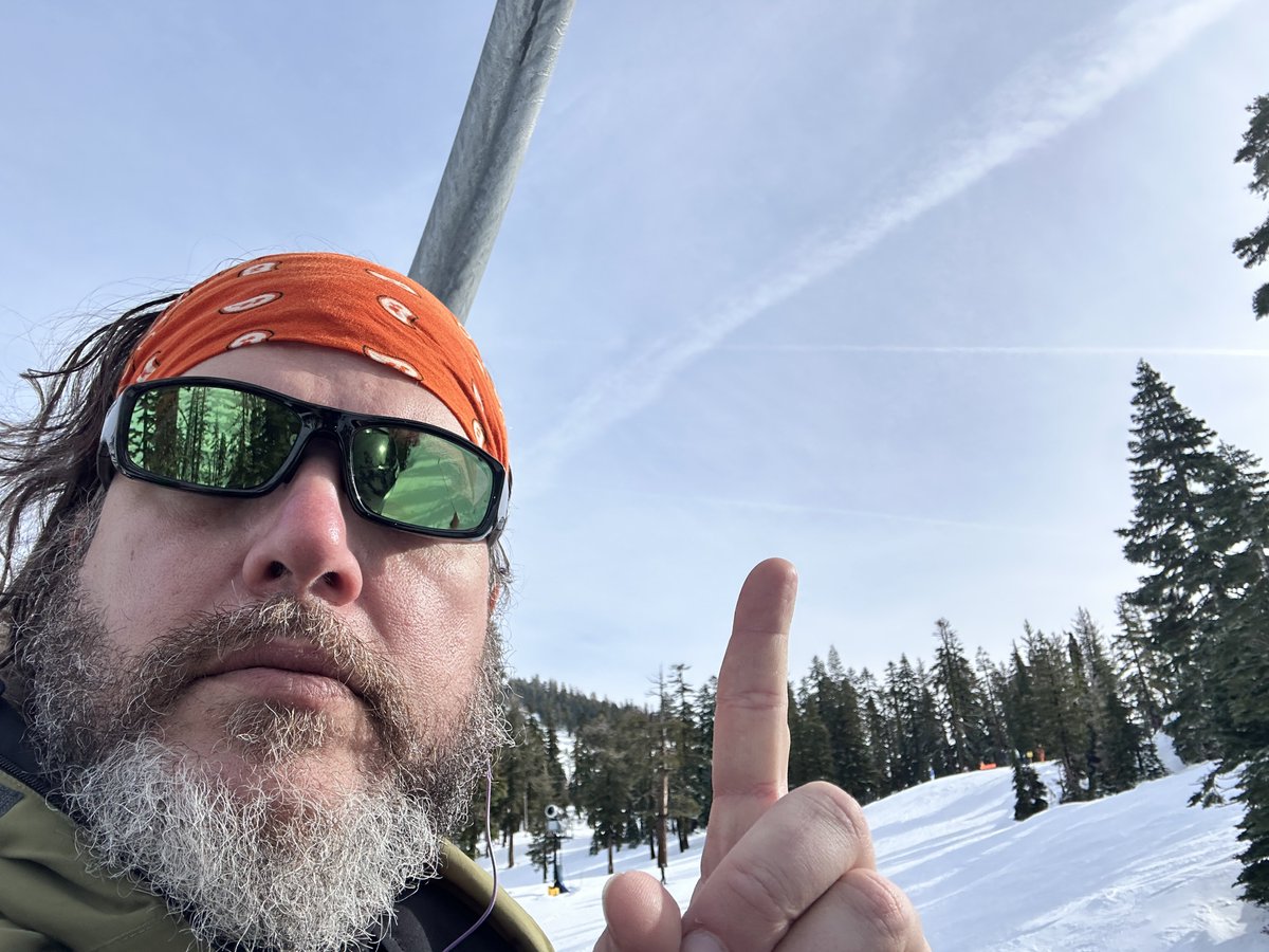 DewsNewz's tweet image. Chemtrails: Never take a day off