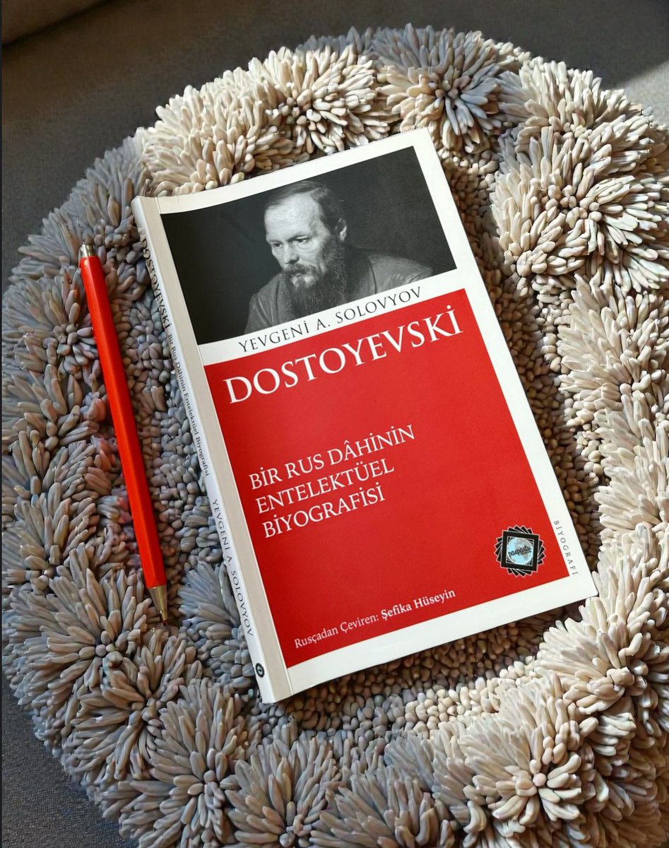 burcuu_unlu's tweet photo. Kitap, klasik bir “hayat hikâyesi” anlatısından çok, Dostoyevski’nin zihnine doğru yapılan uzun ve sabırlı bir yürüyüş gibi. Solovyov, Dostoyevski’yi yalnızca acılarla yoğrulmuş bir yazar olarak ele almıyor; onun düşünsel dönüşümlerini, çelişkilerini, inançla şüphe arasında gidip gelen zihinsel gerilimini merkeze alıyor. Bu yönüyle kitap, biyografiden ziyade bir entelektüel harita sunuyor.