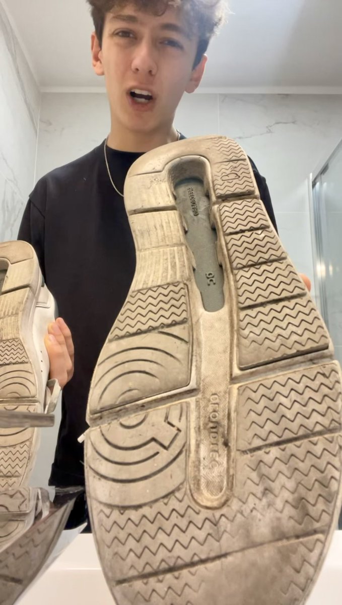 YouPayChandler's tweet image. lick it clean, gooner 👅 👟