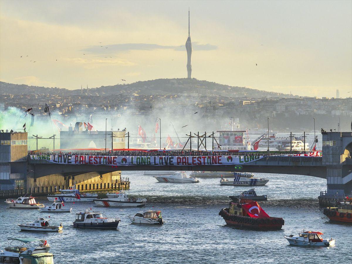 Yeni yılın ilk sabahında Galata Köprüsü'ndeydik!🇹🇷🇵🇸

Zulme karşı sessiz kalmadık, Filistin için ses olduk!

Unutmadık, unutturmayacağız!