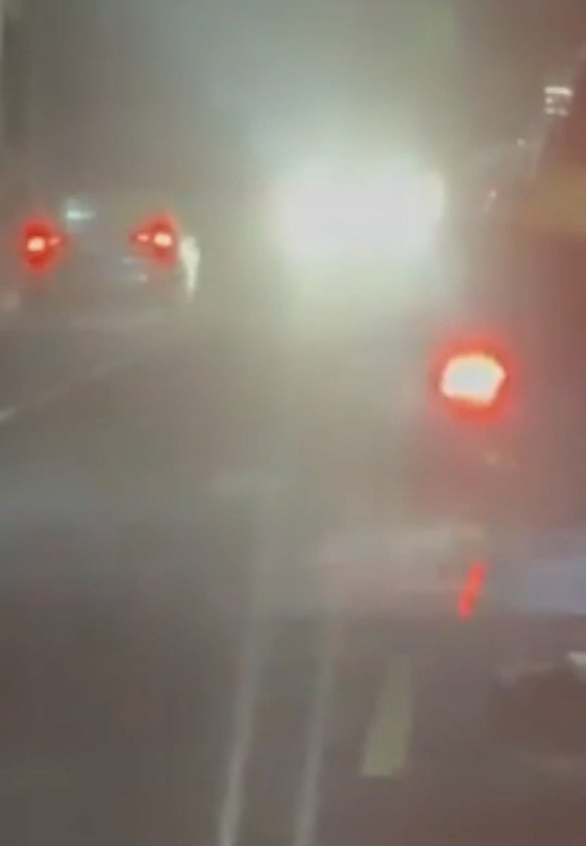 #Ahora || MULTAN A CONDUCTOR POR CIRCULAR EN CONTRAVÍA EN EL BULEVAR COSTA DEL SOL. 🚫🚗

El Viceministerio de Transporte sancionó al conductor de un vehículo particular tras ser sorprendido circulando en contravía y utilizando de forma indebida el hombro de la carretera en el