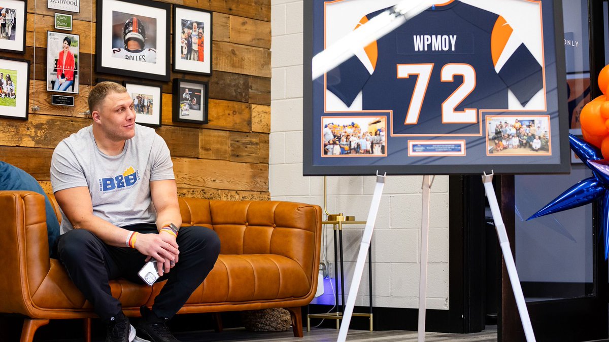 Broncos's tweet image. It's #WPMOY double votes day! 

☝️ RT = ✌️ votes

#WPMOYChallenge + @gbolles72