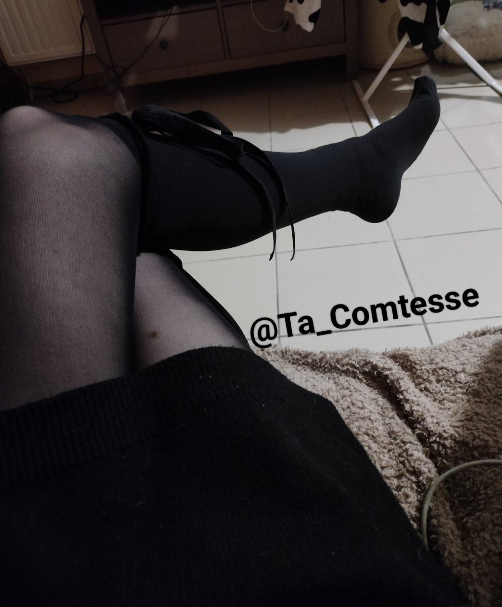 Dans ma nouvelle paire de collants.
Je sais que tu rêves de renifler, lécher. Penses tu seulement le mériter ?
Tu mérites juste de raquer pour ma puissance. Sans oublier de me remercier. 🎀🎀