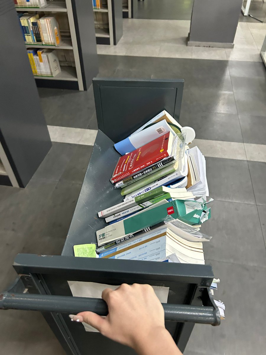 Jennwrrt's tweet image. You can come and read a book when you're bored.