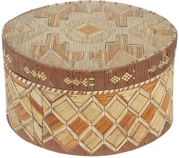 AntiqueDigest's tweet photo. This 19th-century Mi’kmaq oval birch bark &amp; porcupine quill box, with the quill work intact &amp; suffering only some minor fading &amp; stitching loss, pulled in $937.50 (e $600/800) at Thomaston Place https://t.co/g2a9oMCMO5 #antiques #antique #art #quill #NativeAmerican #Indian https://t.co/BKODgiQNyG