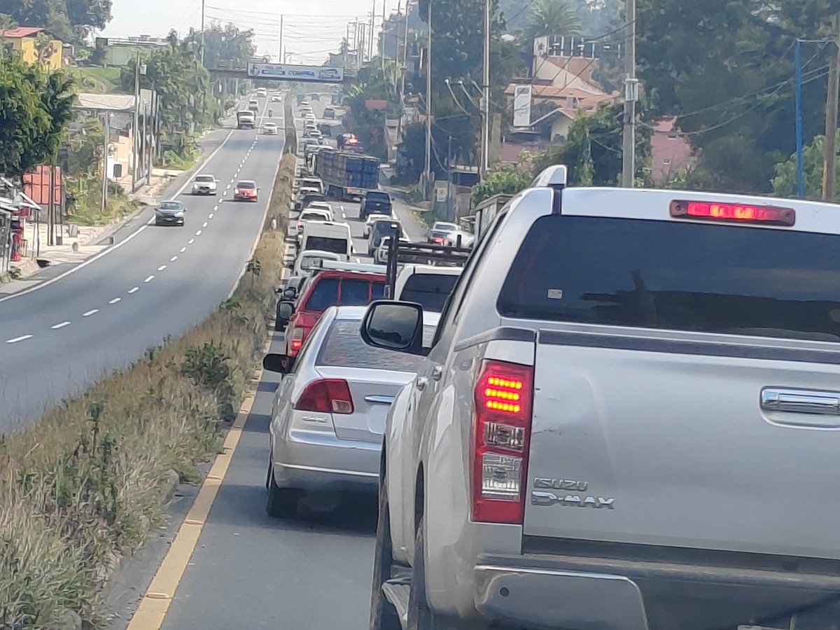 Cperezm_pl's tweet photo. #TráficoGT complicado desde el km 35 de la ruta Interamericana, en dirección a San Lucas Sacatepéquez, por operativo de la @PNCdeGuatemala https://t.co/l9r7ZdAkGB
