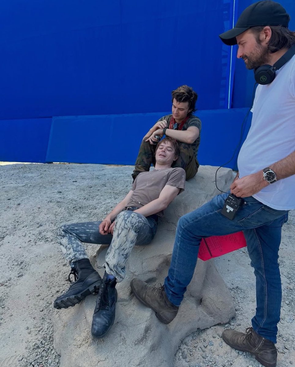 crnbrrixs's tweet photo. it's so nice that natalia lets charlie have a little boyfriend https://t.co/yrIKKf7VsK