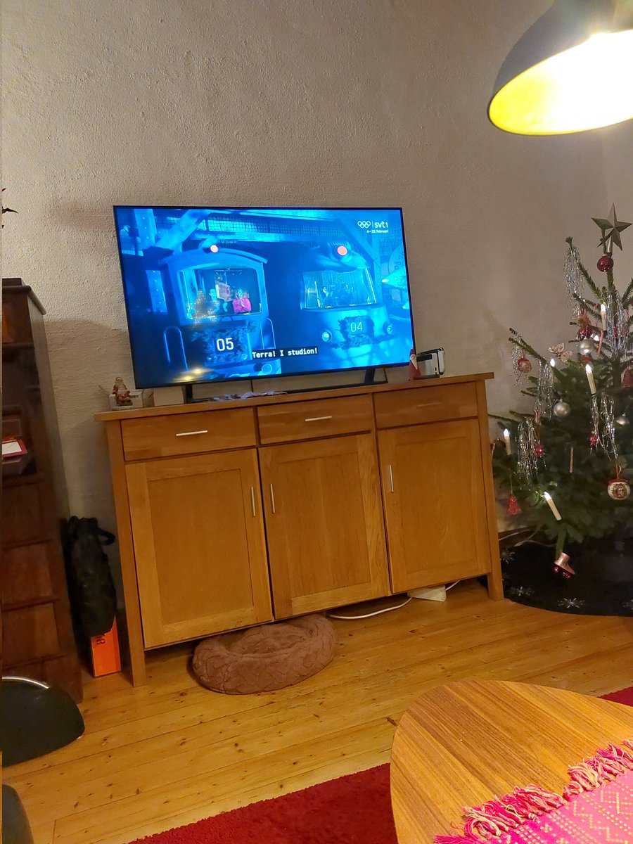 På spåret.  De låter värre än Håkan Hellström.  Det finns så många som är fantastiskt bra på att sjunga vad helvete har de asat in dessa tondöva prosolyter.