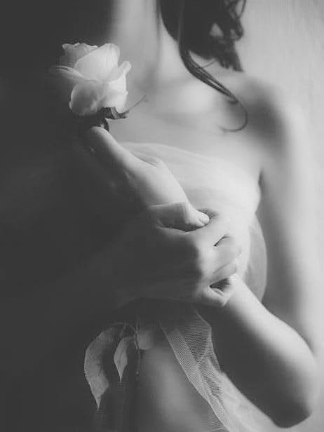 marjdreams's tweet image. Ce soir, emmène-moi dans tes rêves
Dansons dans une immensité qui n'appartient qu'aux amoureux
Il existe des cieux faits pour l'amour
Garde à jamais
la passion de nos baisers
sur ta bouche parfaite
Rêve moi encore
Et quand le jour se lèvera Cache-moi pour toujours sous ta peau..