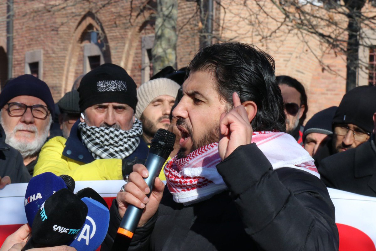 أدينا في أنقرة صلاةالغائب على أبوعبيدة وألقينا كلمة أمام حشد كبير ذكرنا فيها مناقبه وأكدنا على سلك طريقه

Gıyabi cenaze namazı sonrası konuşan EbuUbeydenin okul arkadaşı Zahir, İsrailin birçok Filistinli ismi hedef aldığını belirterek buna rağmen direnişin sona ermeyeceğini dedi