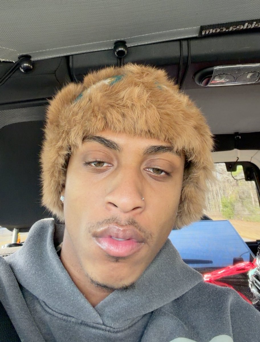 luvockz's tweet photo. glasses or no glasses ? https://t.co/4yovz5Ydwb