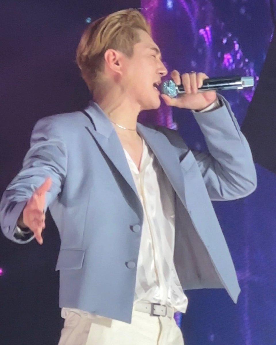 tory_990113's tweet photo. 핏대 세우며 열창하는 삼두목님
너무... 멋있어... 
또 반해🥰 https://t.co/bjLDYA0SQU