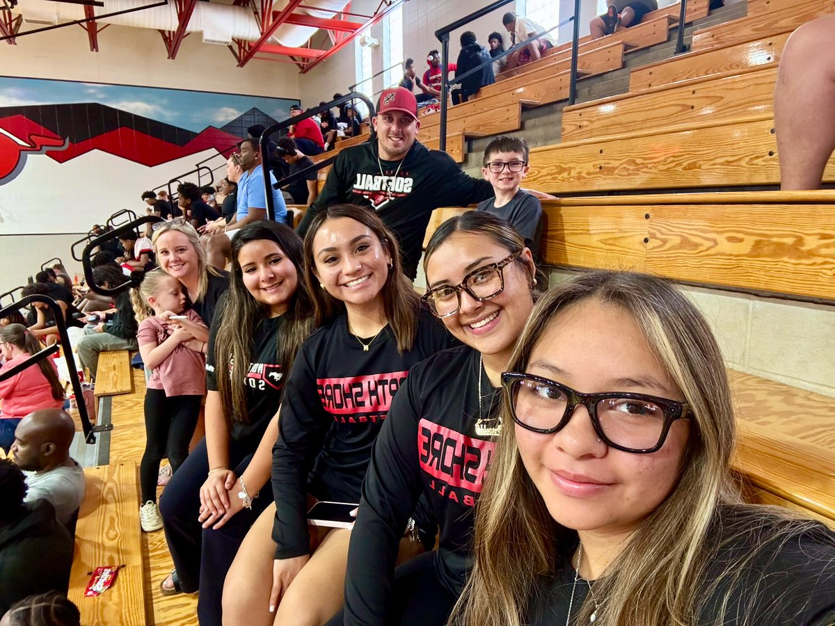 _coach_burns_'s tweet photo. @NorthShoreSB is proud to show our support for @NS_hoops today! 🏀 Keep grinding and playing hard. Glad we could show up and help represent. We’re behind you all the way, Go Mustangs! https://t.co/SxvhlllP4Y