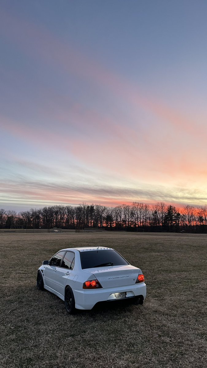 tacoboutpics's tweet image. A sunset and an Evo
