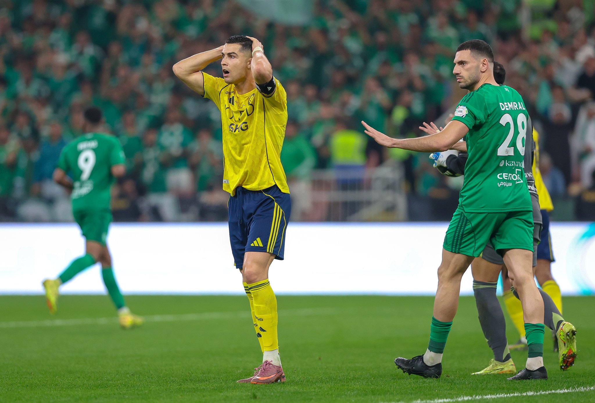 بطاقتان حمراوتان في الـ +90 بكلاسيكو السعودية. أهلي جدة يحقق فوزًا مثيرًا وصعبًا على المتصدر النصر بنتيجة 3-2، في مباراة ماراثونية ضمن منافسات الدوري السعودي 